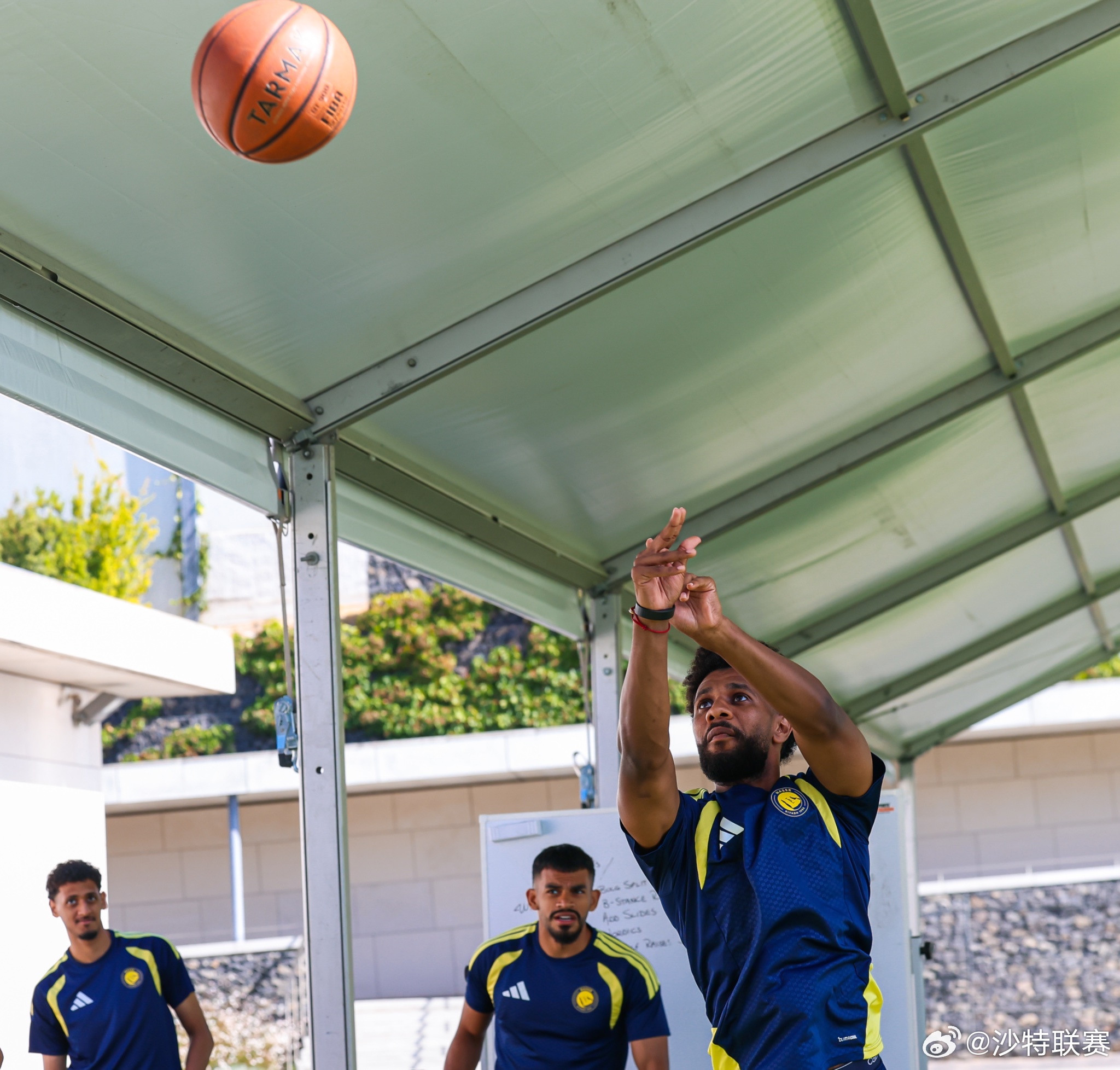 训练之余，也需要其他活动进行放松🏀今天是利雅得胜利“篮球队”💛沙特联赛