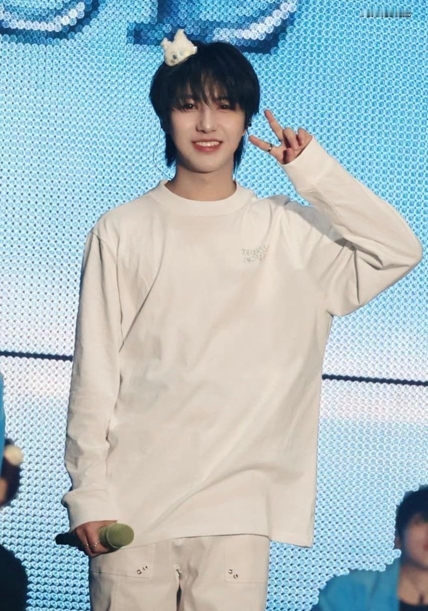 黄仁俊[超话]   hrj  黄仁俊  ✨2024年可怕的本命年即将过去，202