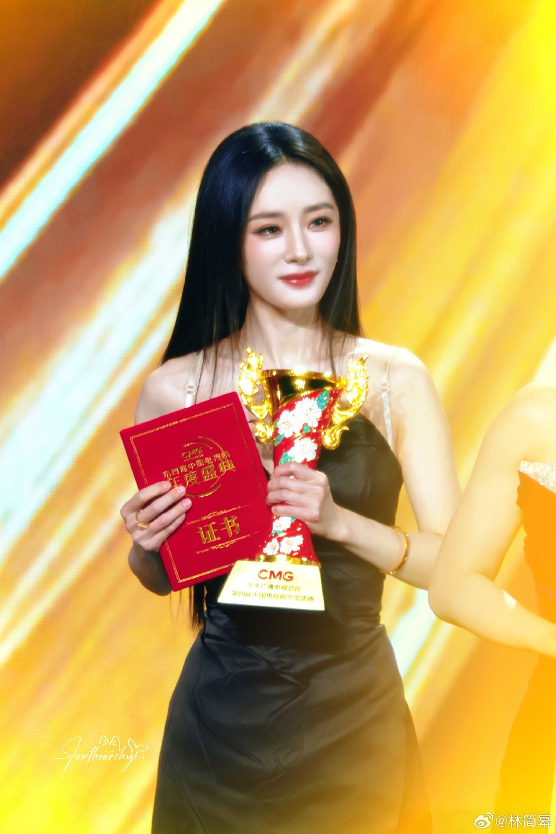 杨幂杨幂鎏金裙公式照期待幂神！！！杨幂方领鎏金裙公式照