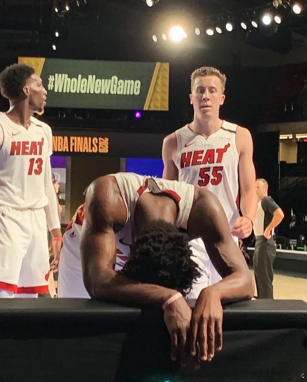 这张照片拍摄于2020年NBA总决赛第五场，奥兰多迪士尼园区的封闭气泡赛场，画面
