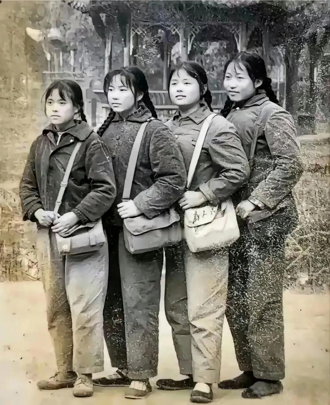 一样的姿势，一样的发型，一样的书包，一样的表情，无一不是上世纪六七十时代的烙印！