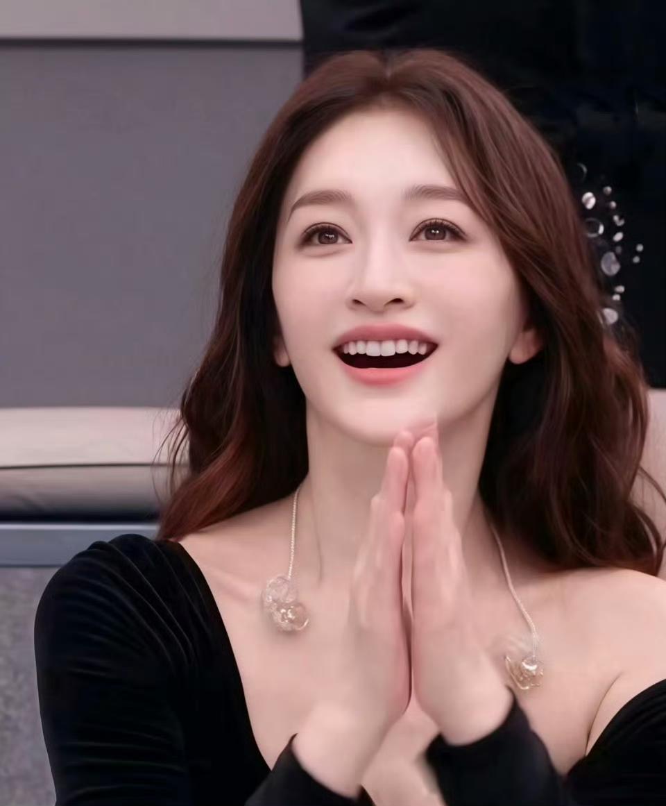 娱乐圈最好命的女人
14岁出落亭亭玉立
身边大佬云集  黄金一地
她只需要弯下身