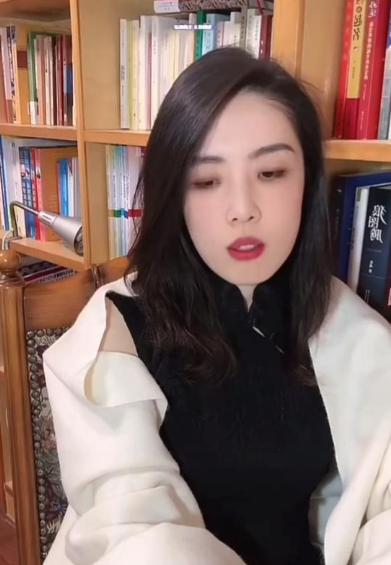 “石油姐” 又出来舞！
脸皮比城墙还厚


那个曾经卷入风波的“石油姐”，
最近