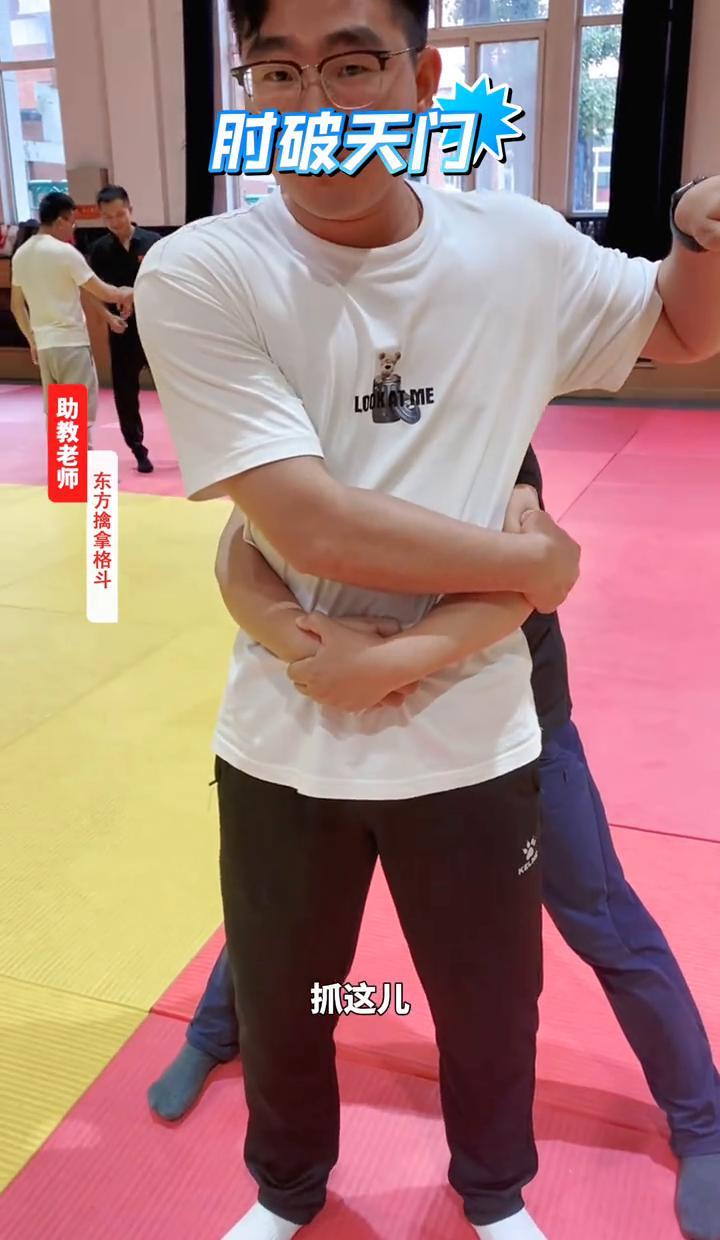 别再用手推了。
当对方双手锁喉将你顶在墙上，你的第一反应就错了。
李印东教授在北