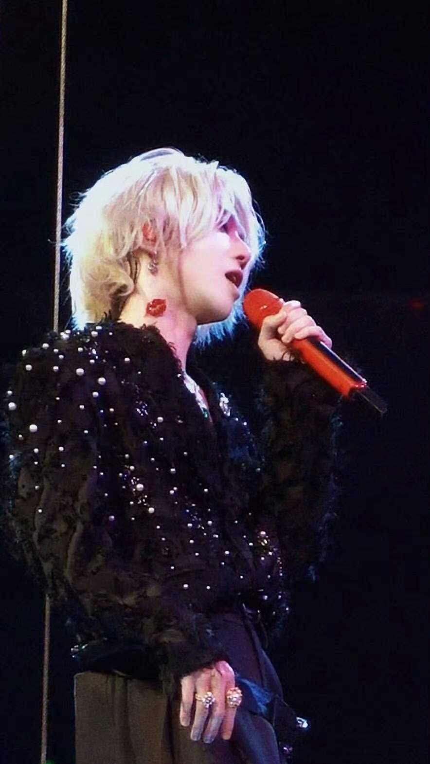 华晨宇脖子上的唇印肯定有很多吃瓜群众点进来，没想到吧，是演唱会的造型妆造