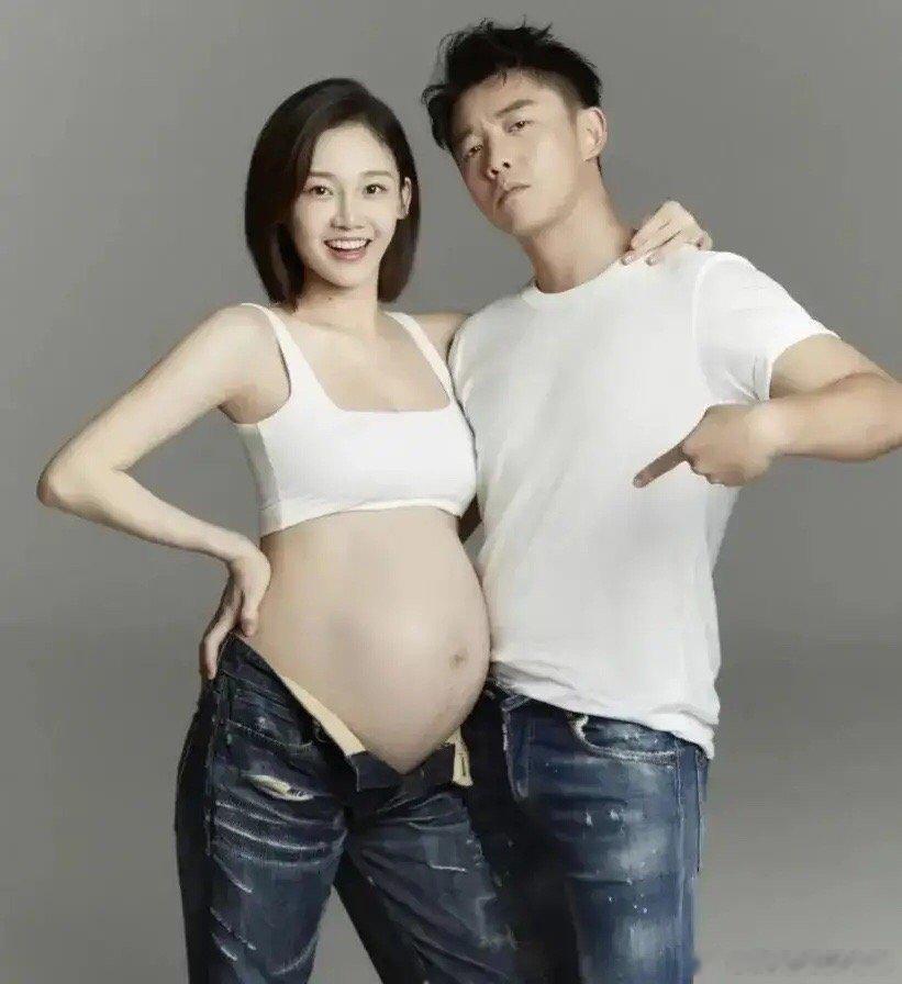 #苗苗现身月子中心#7月12日，有狗仔曝光了一条苗苗带着保姆和女儿从月子中心出来