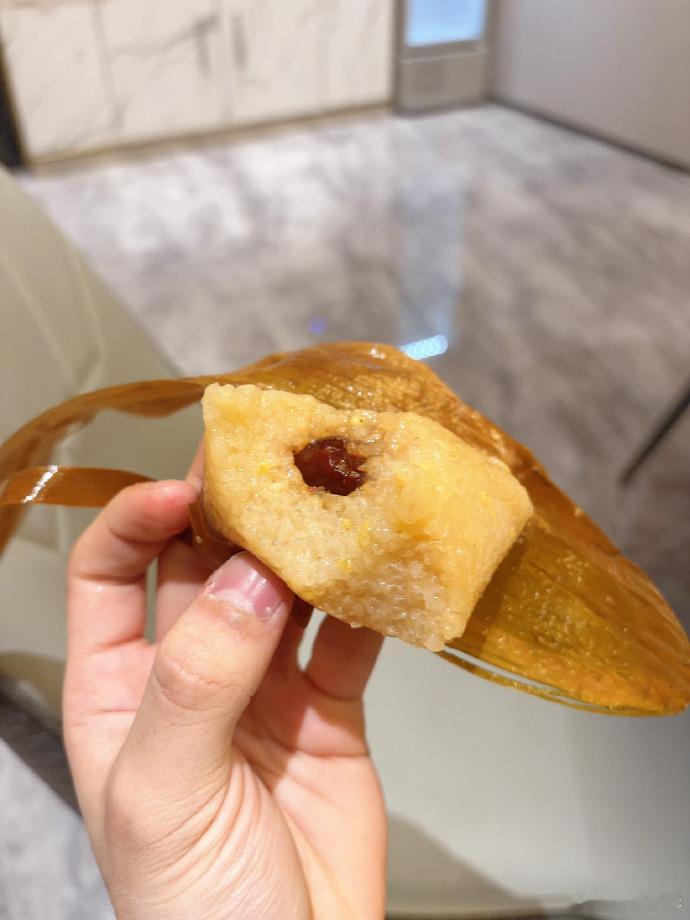 苏新皓空降超话节日空降带来超多干货小爆料，苏新皓偏爱甜甜的蜜粽，近期持续加课充实