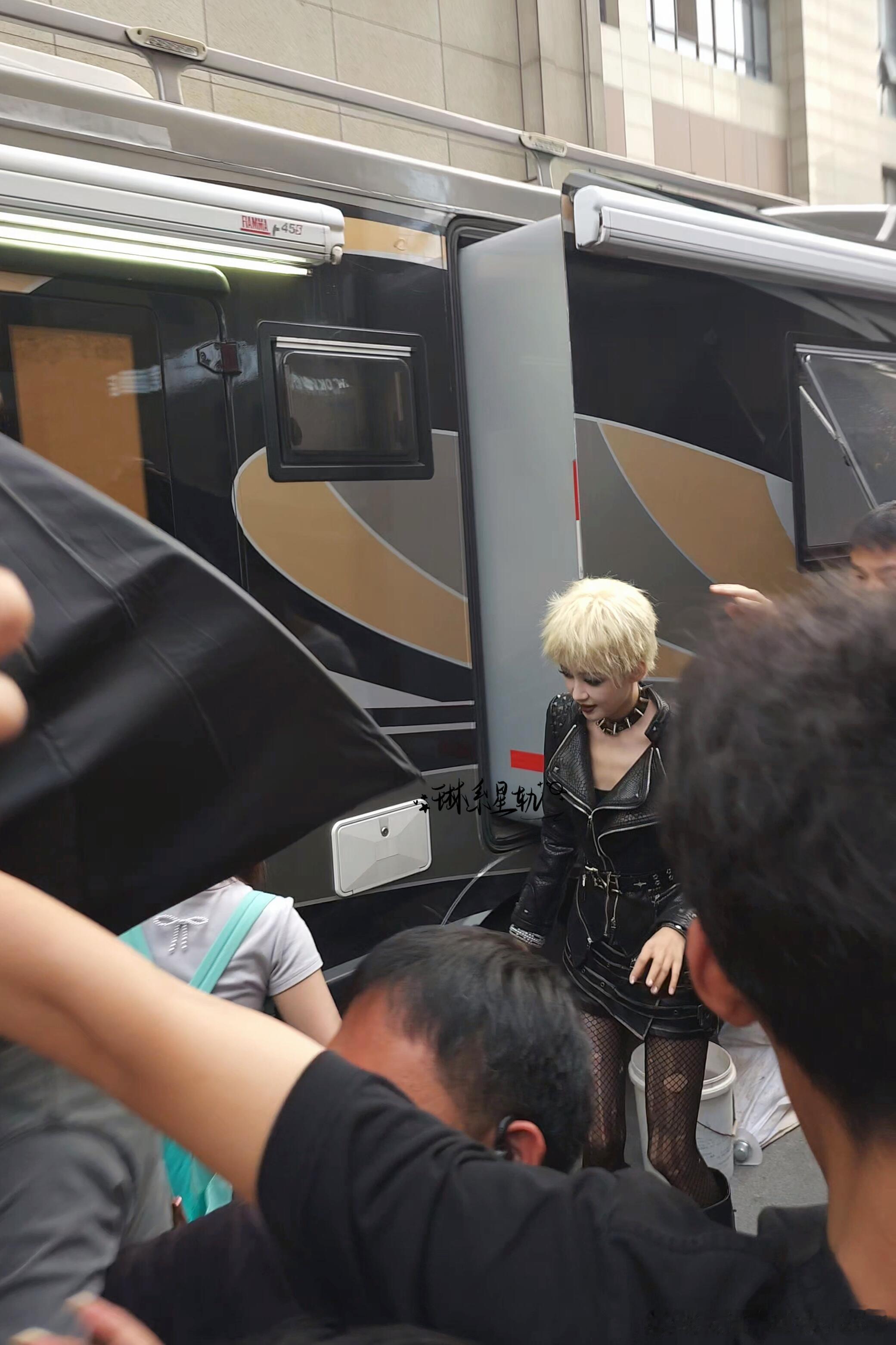 谁给孙怡做的造型 看到孙怡新电影路透，我第一反应：这是谁？第二反应：还我甜妹！雷