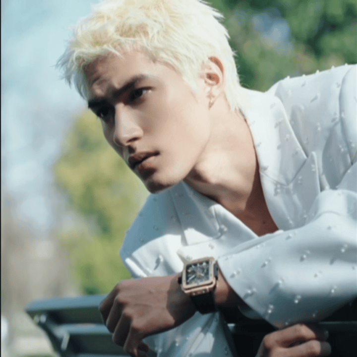 红秀杂志镜头下的米卡彻底颠覆过往形象，高定穿搭与高级光影交织，冷冽又先锋的气质扑