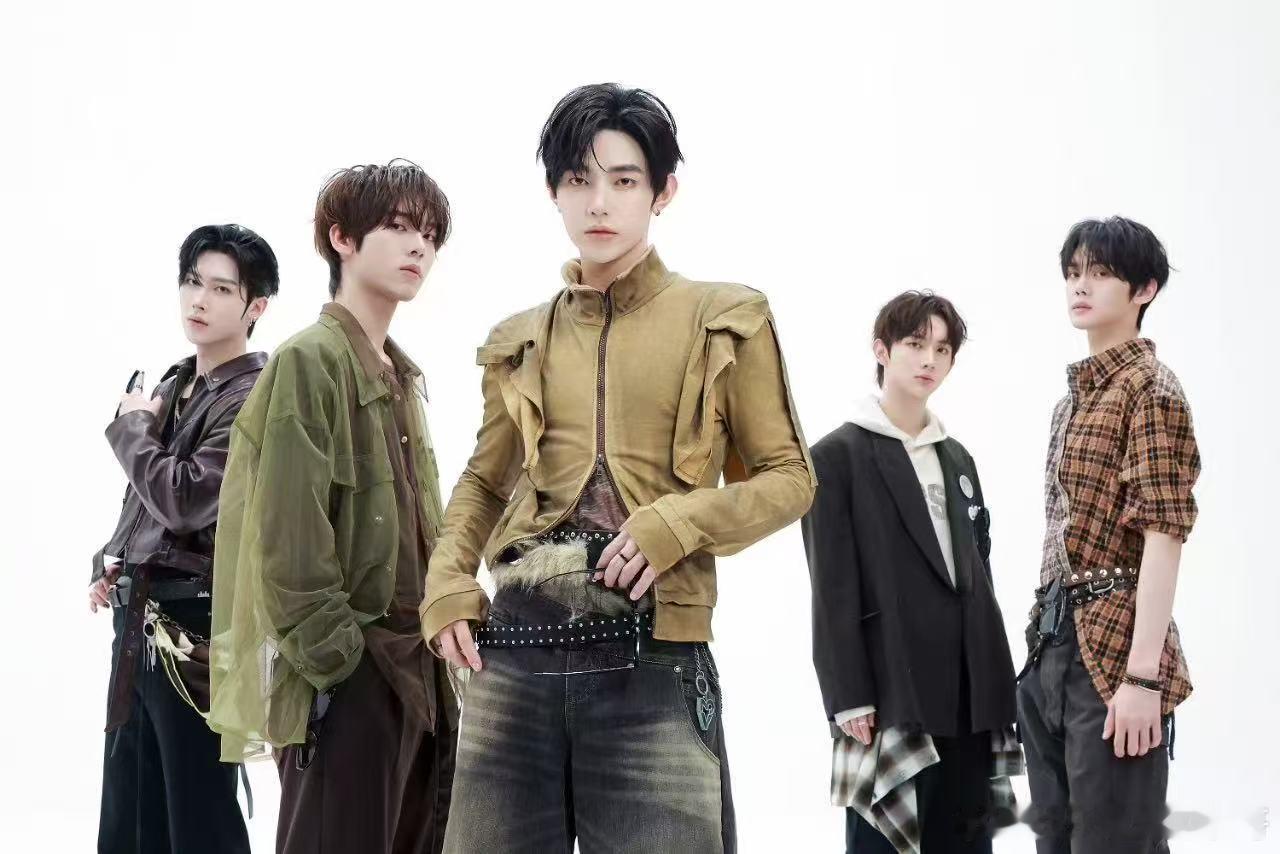 林宥嘉蹲下来为你擦鞋林宥嘉巡演 大学城体育中心体育场，场地规模不小。敢把首站放在