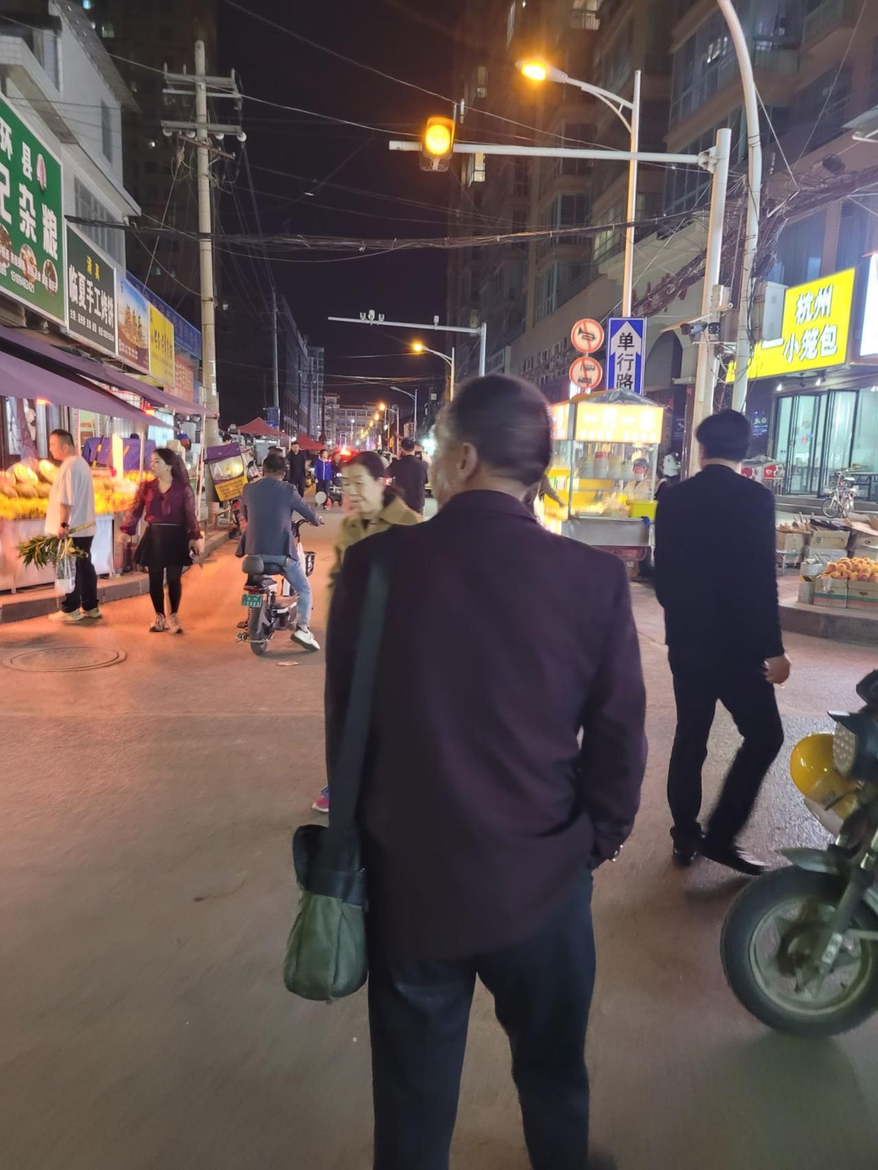二姐夫出了名的抠，他赚的钱从来不给二姐用，也不给孩子用。

他们生了两儿一女，二