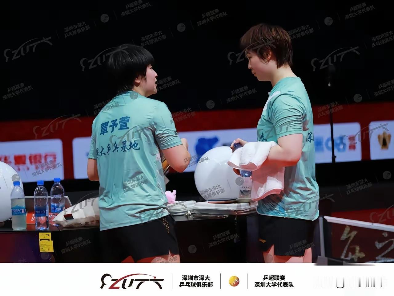 深大队开始训练了！
我们已经看到大丫头和小蘑菇头开始训练了，她俩穿着蓝绿色运动服