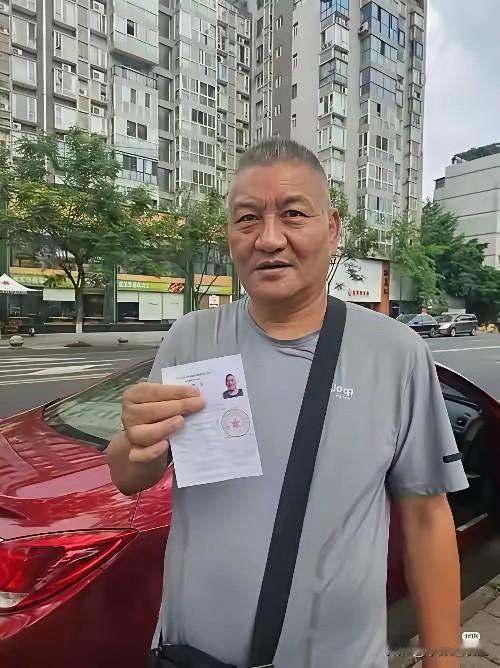 59岁梁实参加高考，这是他第30次了，儿子在过年时给他祝了个烟圈：“明年金榜题名