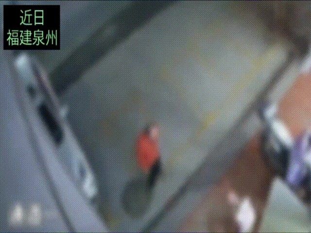 小女孩在家门口玩，有一位中年男子慢慢靠前，突然捂住小姑娘的嘴巴想将她带走，女孩意