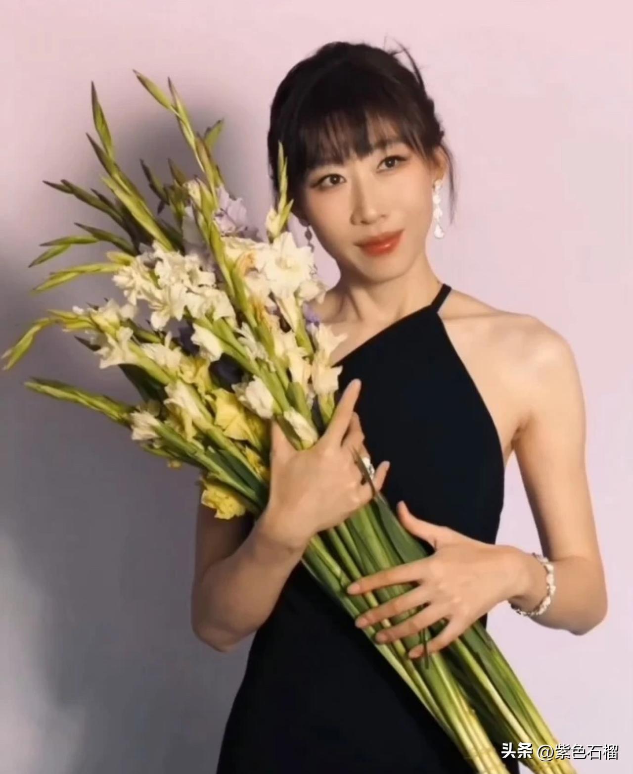 谁能想到，任素汐在北京举办演唱会时，竟收到了偶像王菲送来的花篮。
       