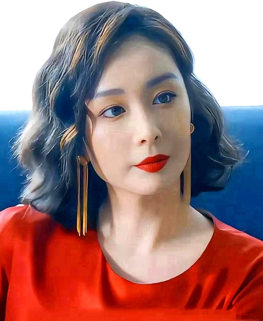 片酬破亿只用365天
 
她把十年龙套攒成一张清单：保鲜膜差点闷死自己，海报却没