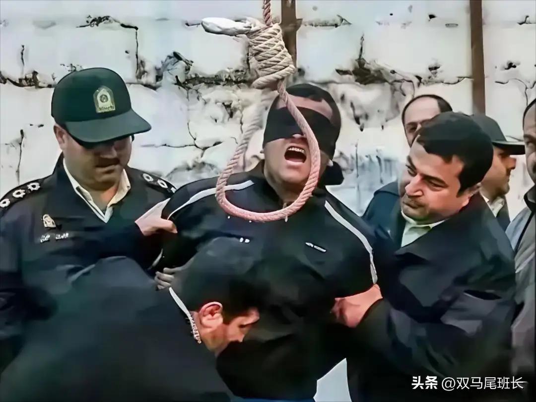 叛徒的下场，5月24日处决。
伊朗的一名男子叫“穆杰塔巴.基安，这名男子先后40