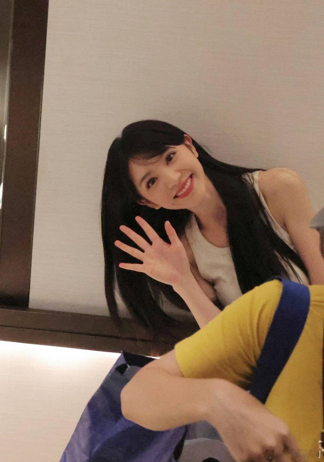 #娱乐[超话]##田曦薇吊带黑长直# 哇塞，学姐田曦薇上线，又美又酷我真的好爱，