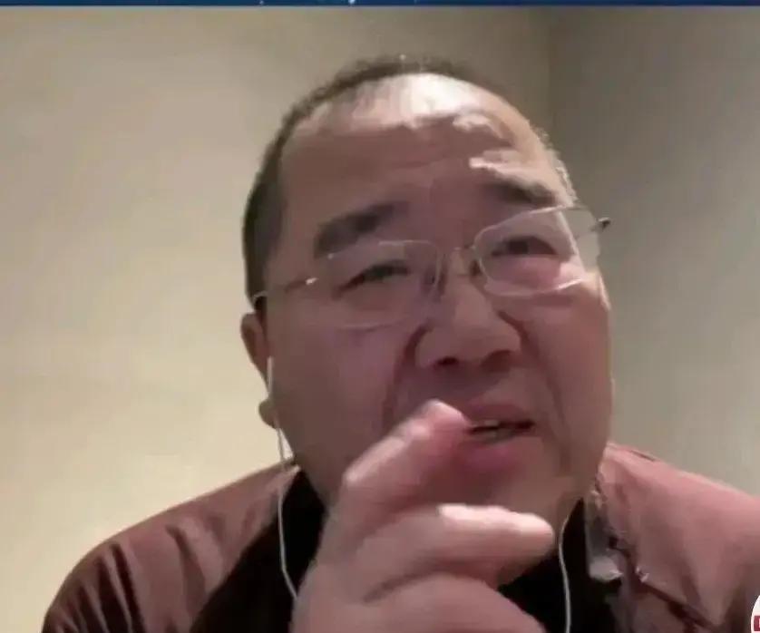 英达追着巴图直播间刷存在感，这爹当得可真够“准时”的。
一边是儿子儿媳闷声发大财