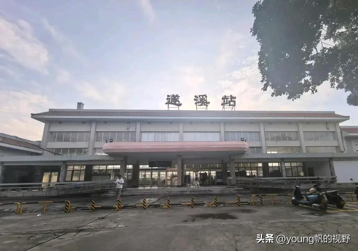 湛江下辖的遂溪、廉江，在国内也算是比较早实现通铁路的城市了，但所在的铁路线是北上