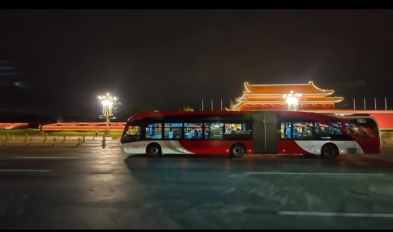 北京长安街上的大1路公交车，真的是太好看了。但也有人不以为然，觉得颜色太艳了，不