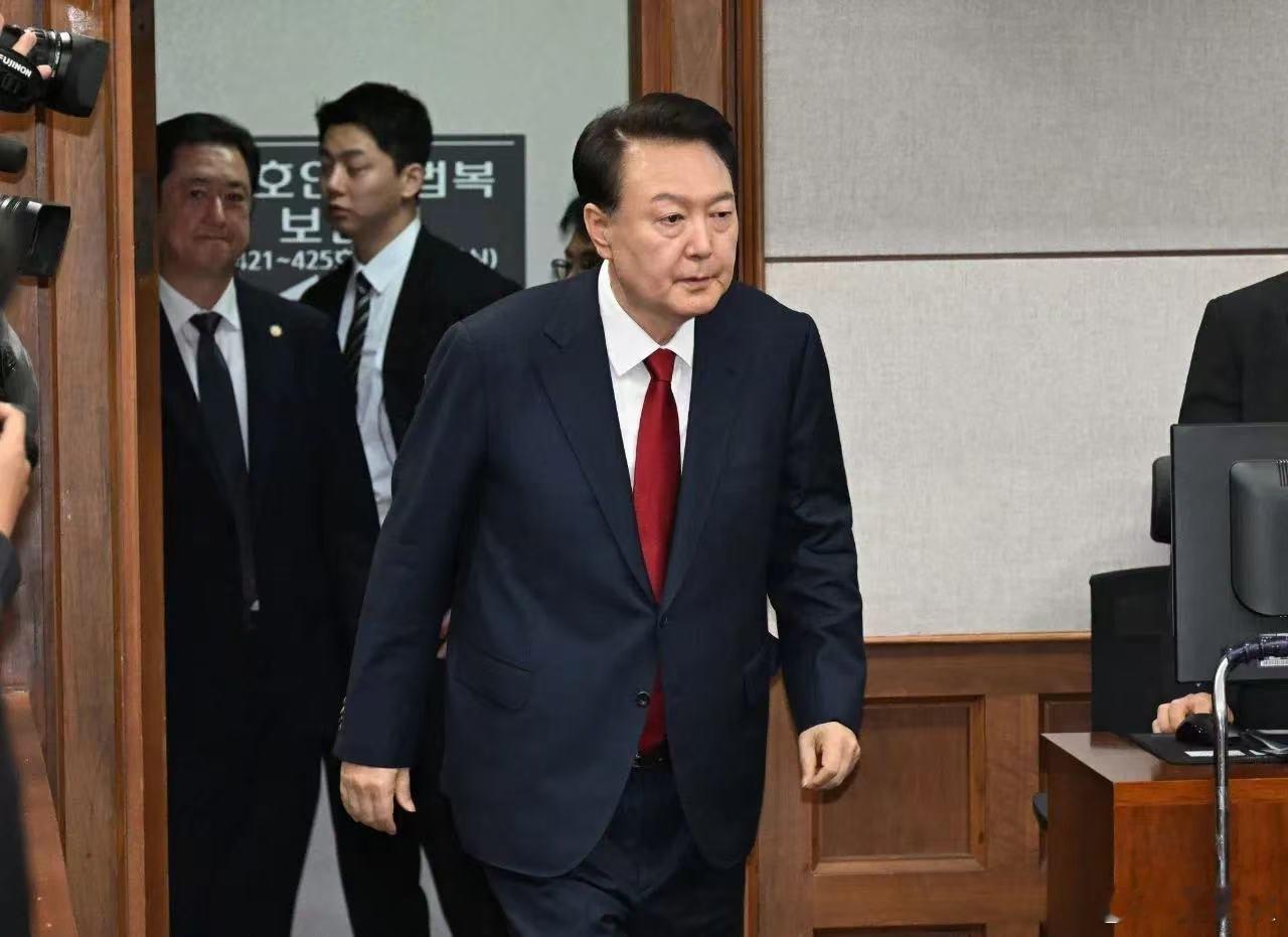 永不出狱永不出狱！这是韩国共同民主党候选人李在明，在接受采访时，对尹锡悦的态度。