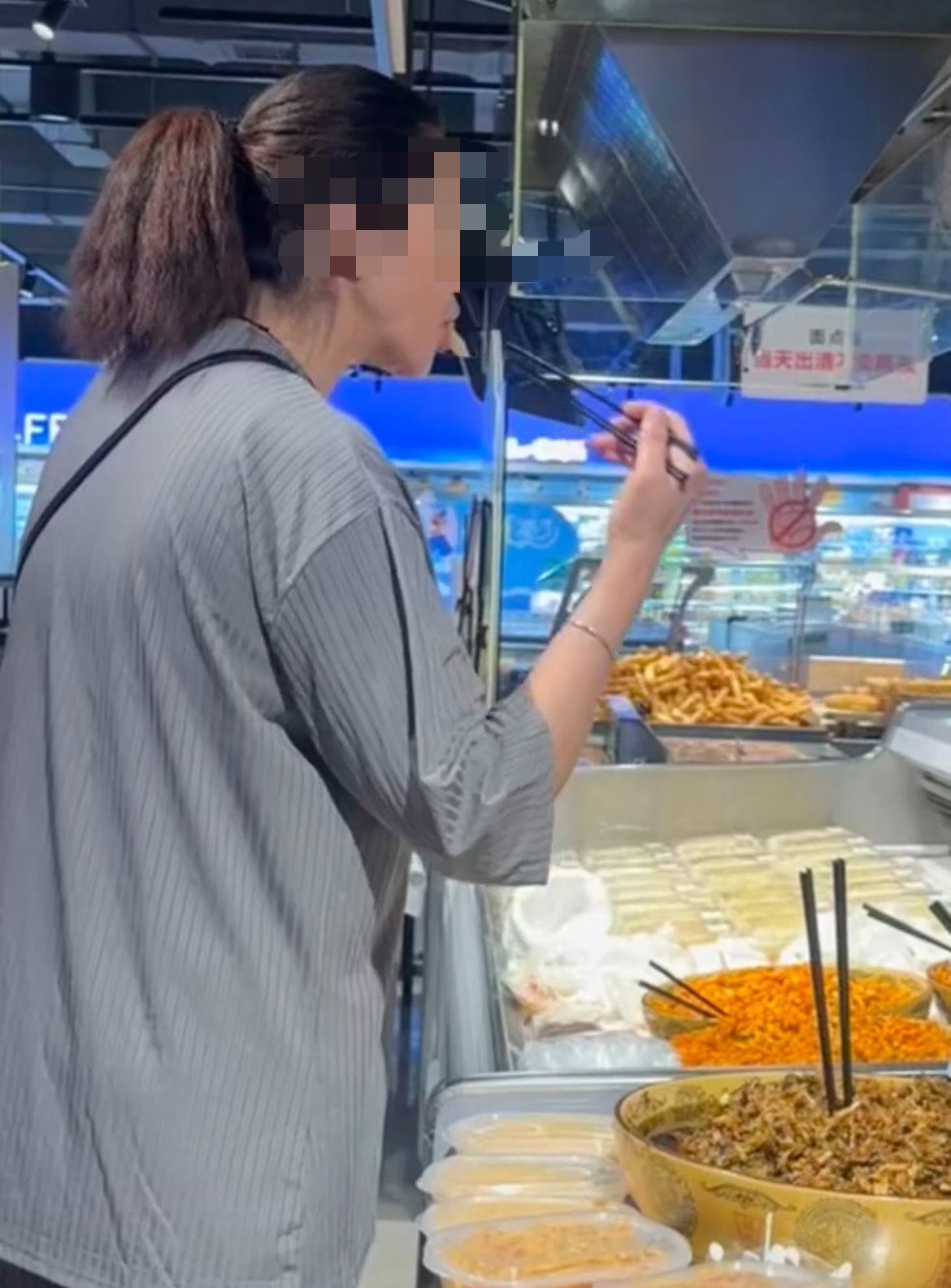 女子用超市公筷试吃咸菜后将筷子放回 涉事门店：已将咸菜下架送