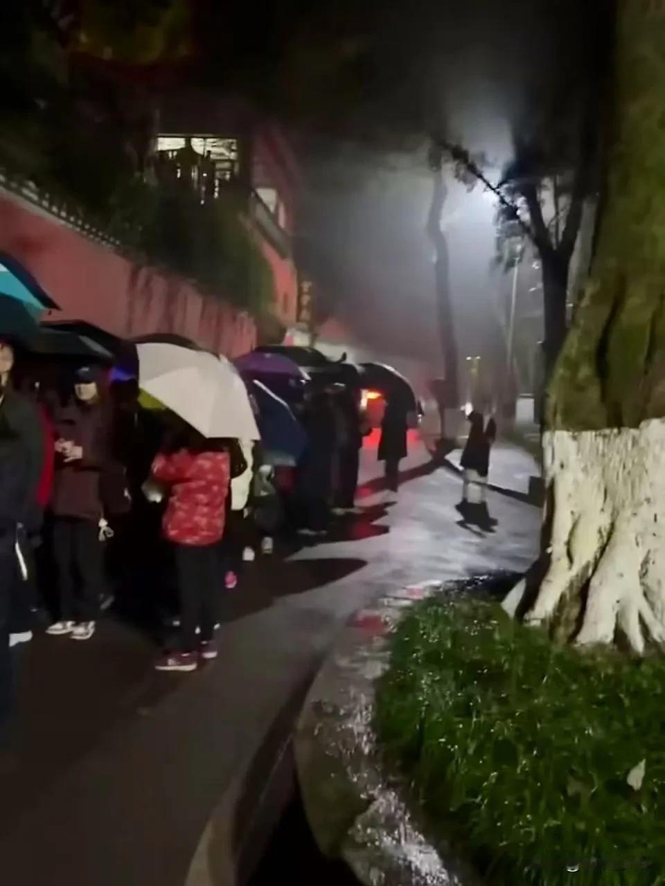 腊八节至，重庆华岩寺，市民风雨无阻排队领粥！

“过了腊八就是年”，1月7日，是