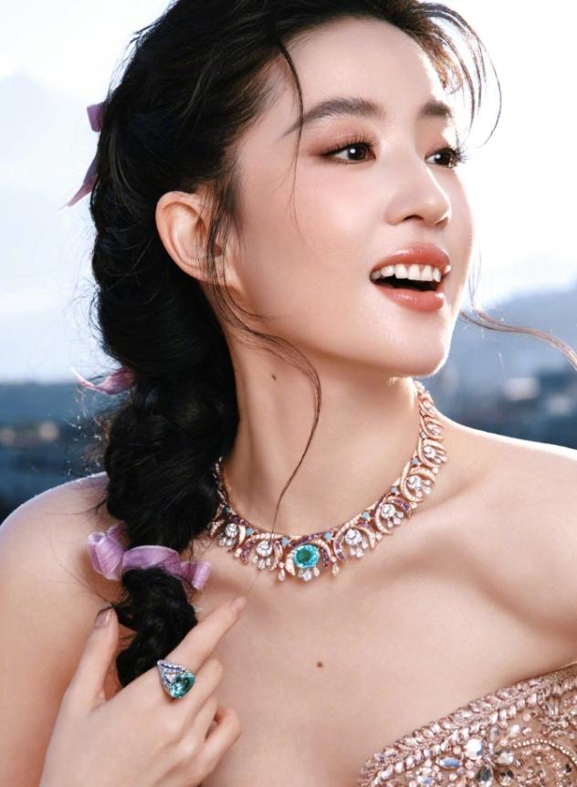 VOGUE金九过去五年都有宝格丽赞助
VOGUE金九刊过去五年，前四年都是找超模