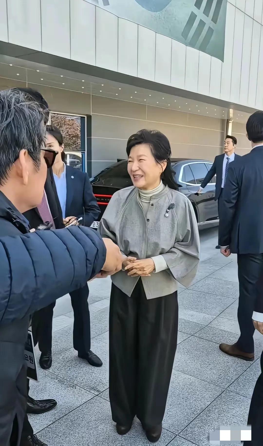 消息传来的第二天，朴槿惠还在保持沉默，想必她心里并不平静，那个曾经把她送进监狱的