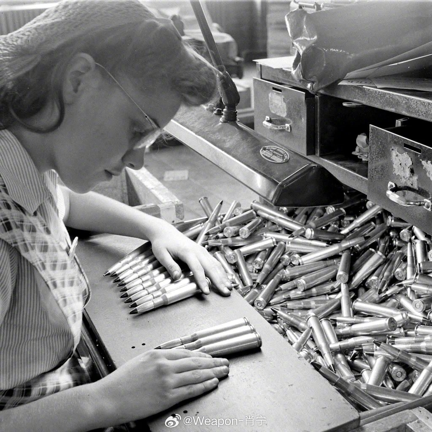 照片中的历史 1943年，美国马里兰州坎伯兰阿勒格尼军械厂，罗希在进行.50子弹