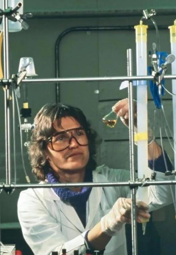 1996年，一名女科学家在试验时，不慎将两滴化学试剂滴在了橡胶手套上，她立刻摘下