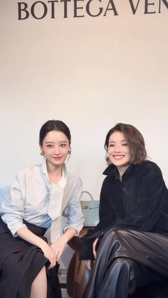 今天舒淇去参加宝缇嘉的时尚活动，她这次搭配了一身黑色的衣服，整个人看上去很酷。