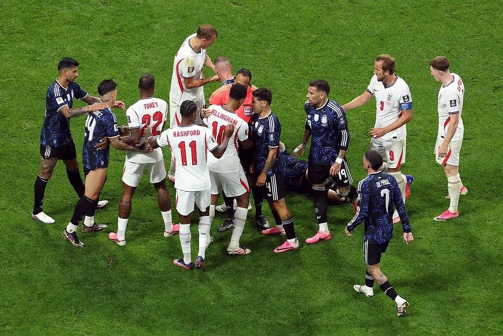 1-0就死守？图赫尔“自杀式”换人葬送好局！英格兰60年无冠梦碎，凯恩的话太扎心