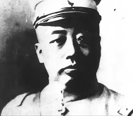 1929年，杨宇霆觉得自己功劳大，把张学良当小孩看。他管军队管工厂，事事插手，少
