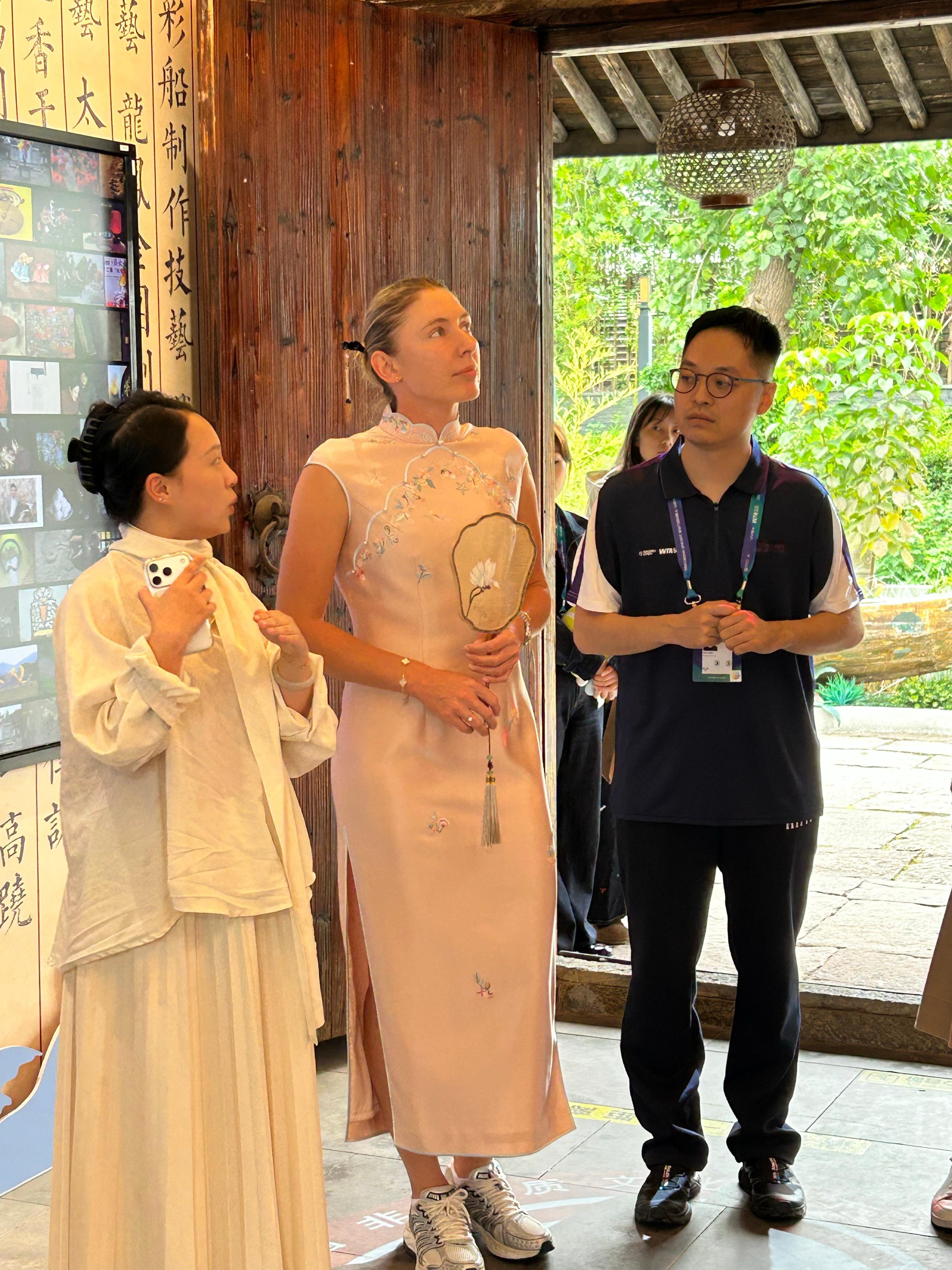 网球名将亚历山德洛娃走进宁波西江古村体验非遗 10.16‼️压力娃在宁波穿旗袍✨