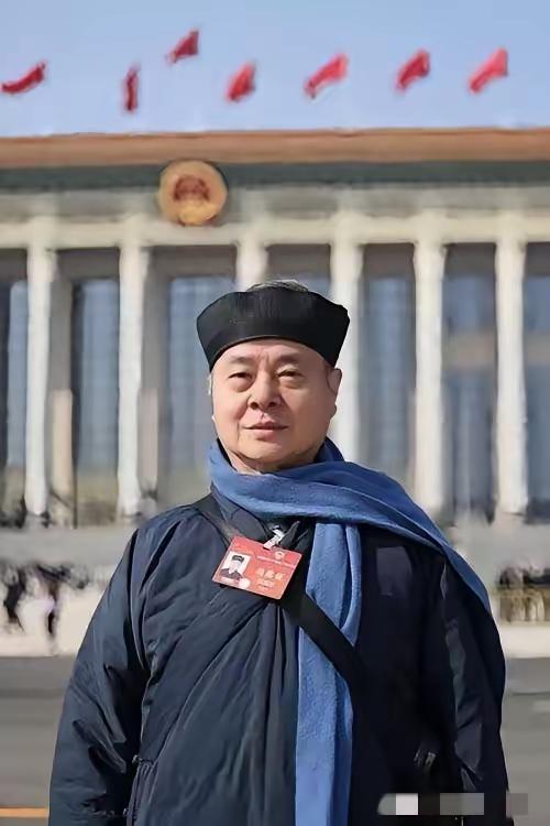 [月亮]74岁原浙大教授、留美博士，不当精英当道士，如今坐上道教高位！​​

张