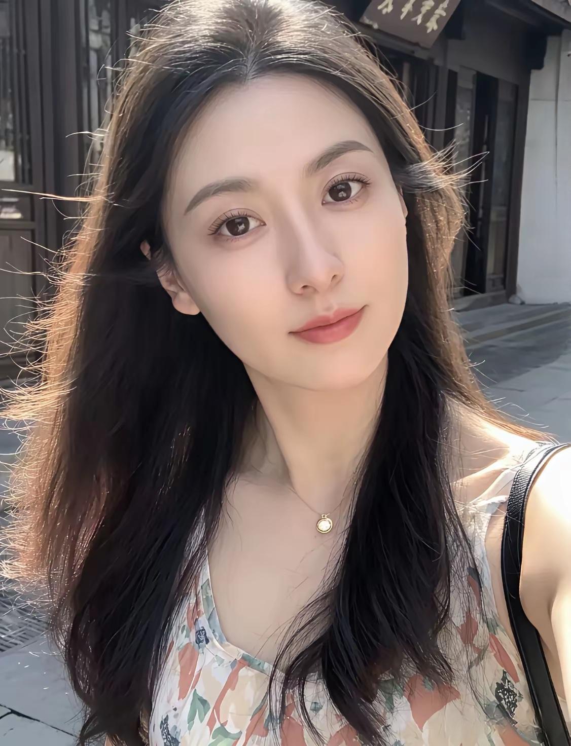 阳光下的温柔微笑，自然美如画