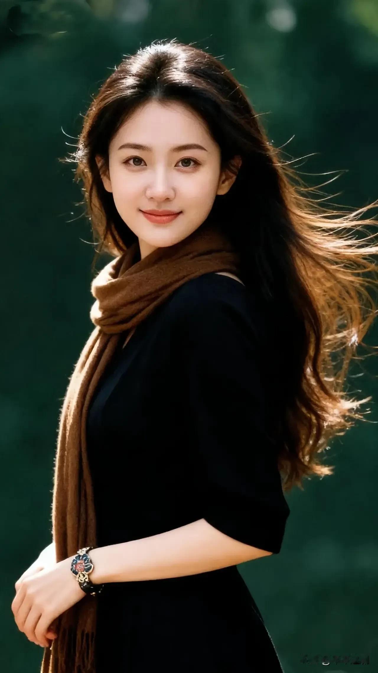 咖色针织围巾搭黑色连衣裙，墨绿林景背景揉出慵懒又高级的秋日氛围感☕