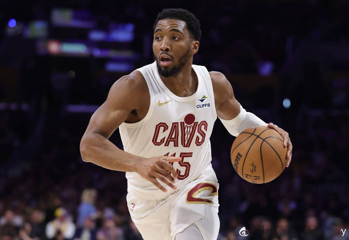 米切尔：你可能不信，我尽量不参与球员运作。但到了某个点，经纪人奥斯汀·布朗问我：