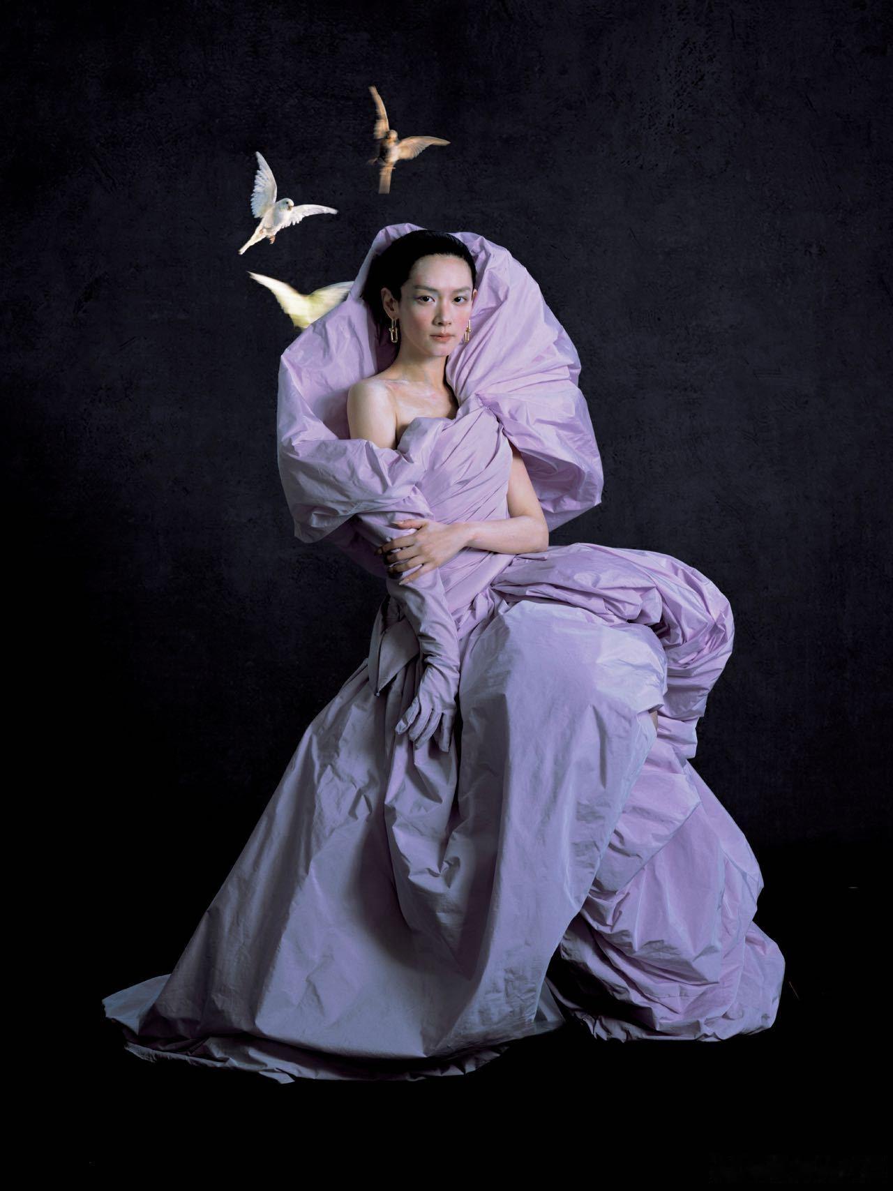 陈昊宇这波VOGUE造型配欧米茄，属实把画中人三个字演出来了，不按套路出牌反而更