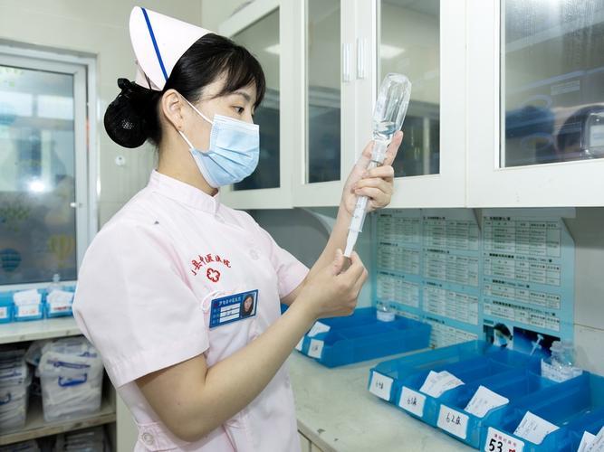 规则红线不可越，职业操守须坚守

护士带男友进配药室被停职，这一处理合理且必要。