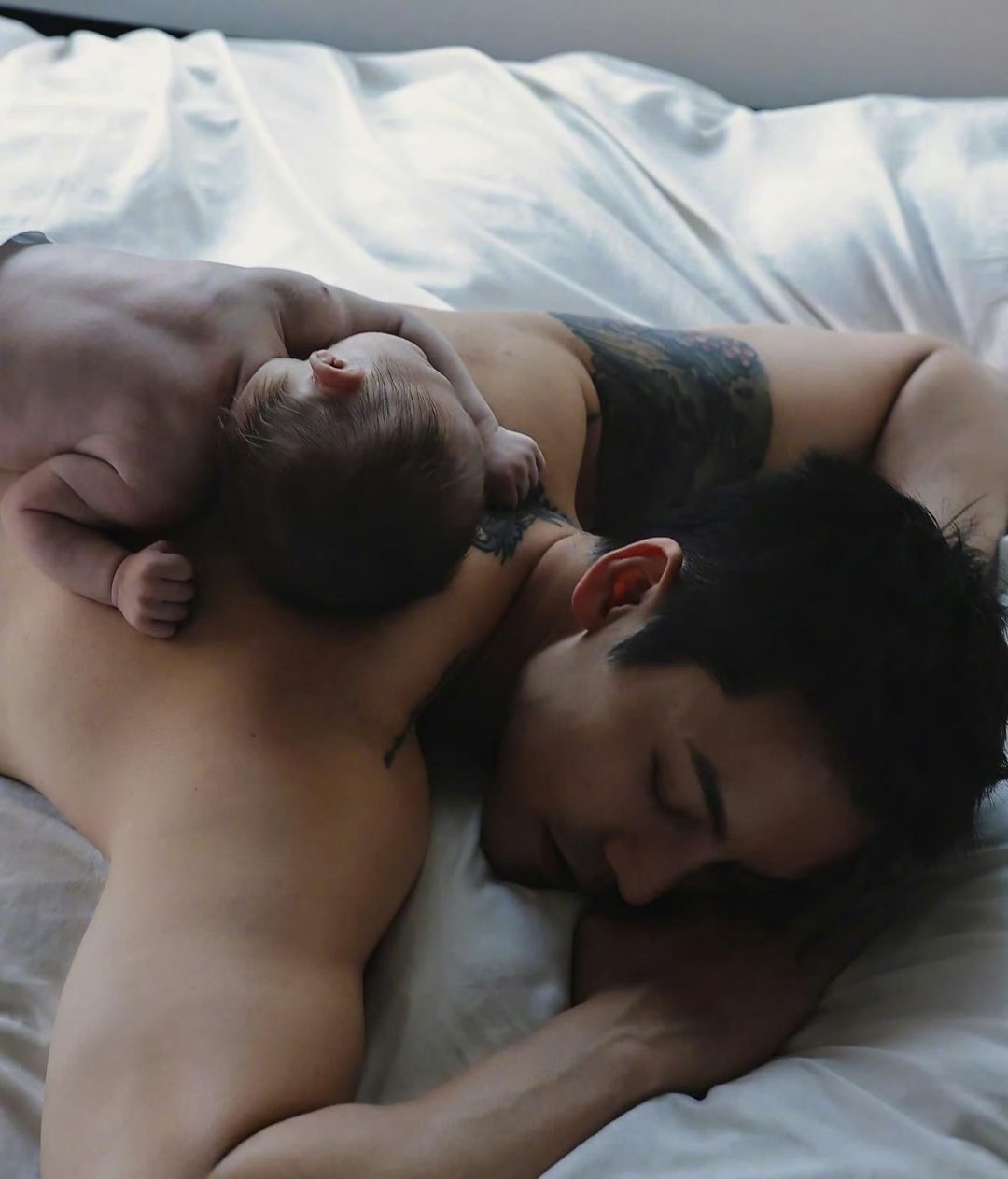 何穗晒陈伟霆和儿子合影陈伟霆何穗首次公开亲子合影。照片中，父亲与孩子肌肤相贴，传