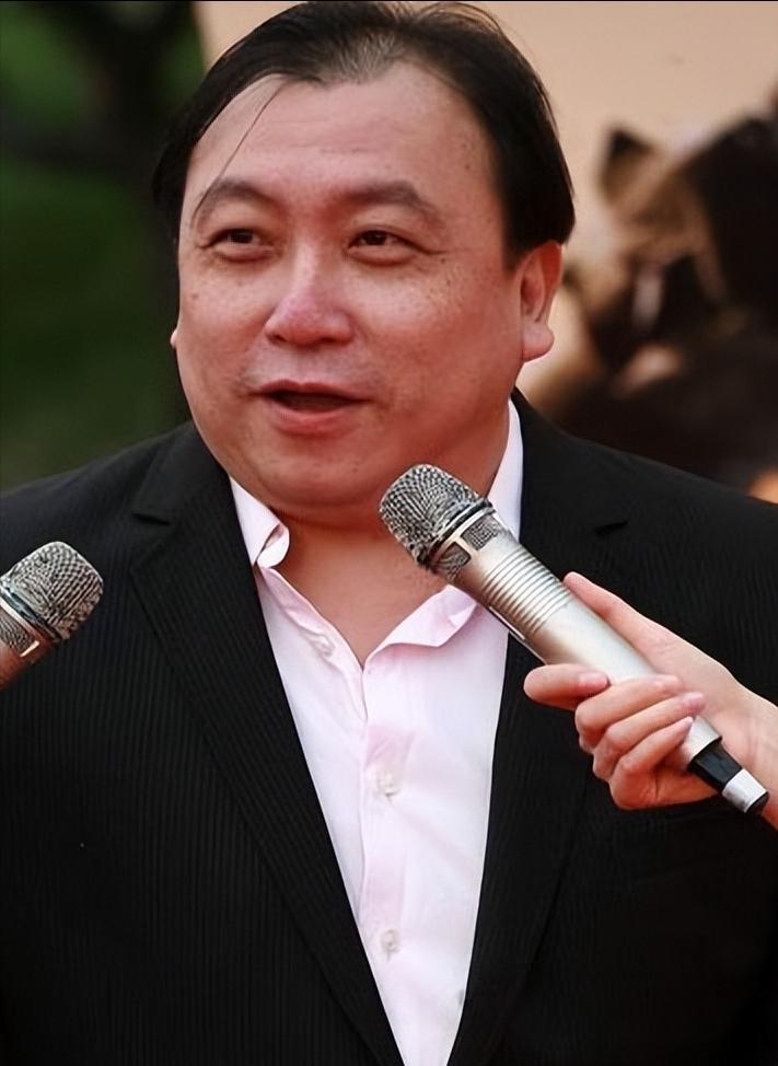 导演，王晶说，周润发啊，他拍加勒比海盗三，扮相太丑了，我觉得有点辱华，他不该去演