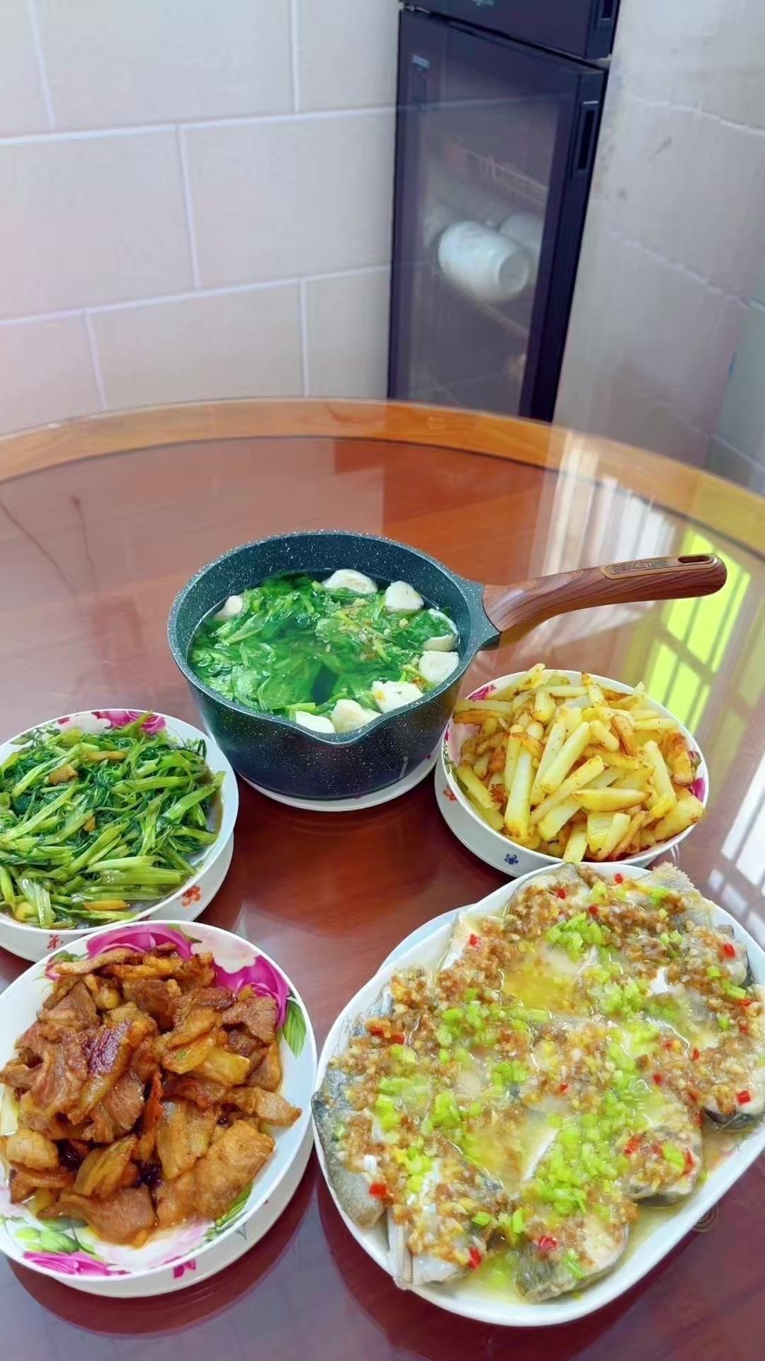 1️⃣先处理午笋鱼：婆婆已切斜刀薄片，清洗干净后腌制30分钟。蒸前备蒜末、姜泥、