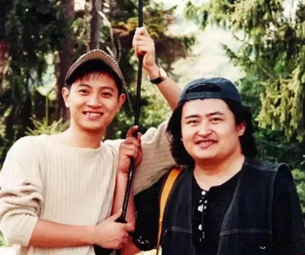 🎬 这张老照片中的两个人是罗中旭和刘欢，拍摄于1995年罗马尼亚金鹿杯音乐节。