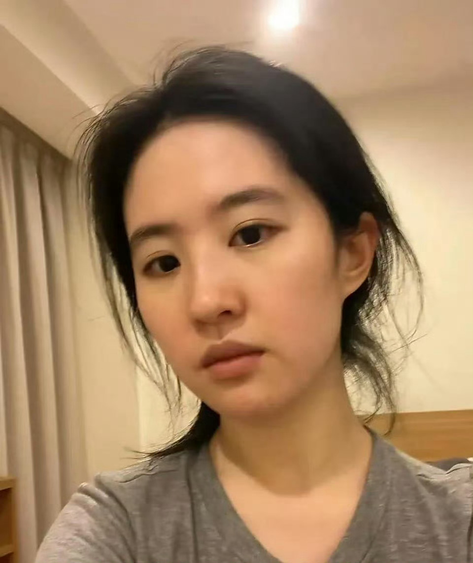 刘亦菲38岁素颜状态 素颜状态确实展现了一种自然、真实且从容的美，这种美不仅在于