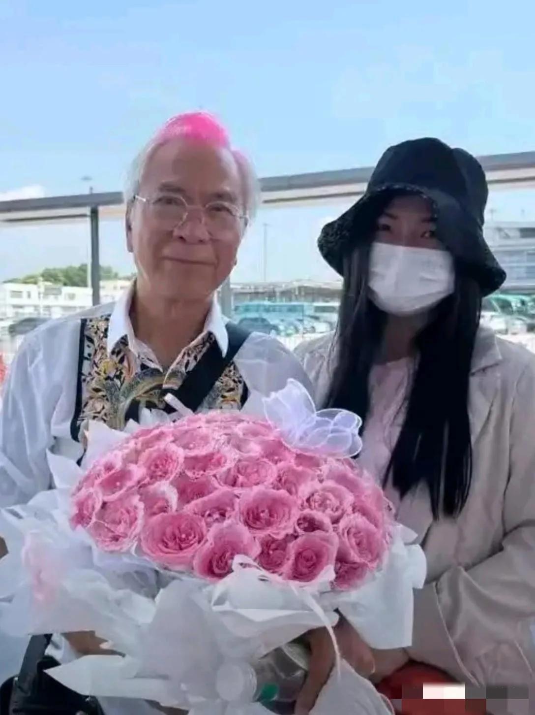74岁的香港演员李隆基与小36岁女友的合照太亮眼啦！

镜头中的李隆基发顶染粉，