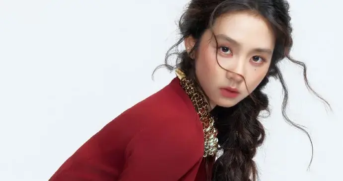 黄磊和孙莉女儿黄多多正式“进圈”？身穿香奈儿红裙现身VOGUE红毯，“《爸爸去哪儿2》里的小姑娘长大