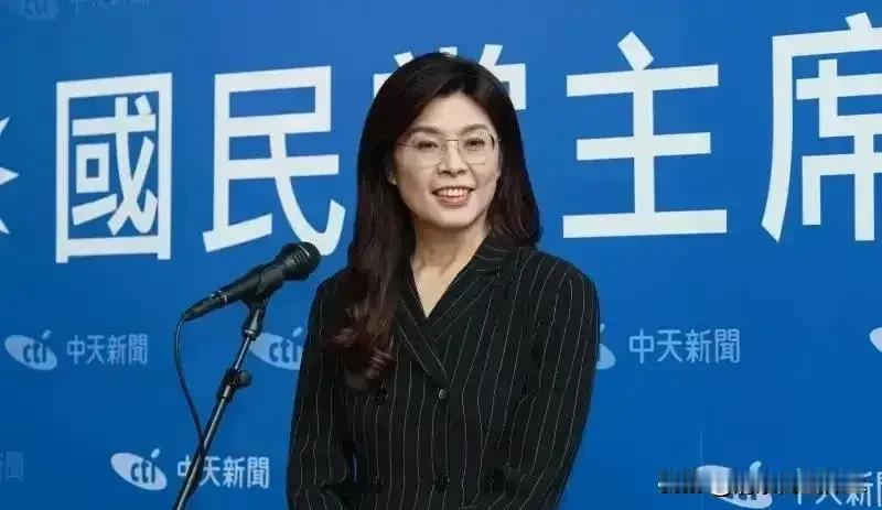 最高顾问～王金平！

中国国民党主席郑丽文携四位副主席前往台北王金平办公室，送出